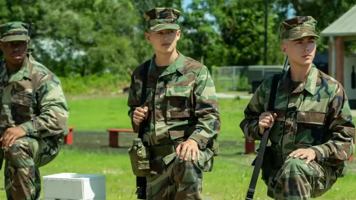 Boots: 7 mistérios que podem ditar a 2ª temporada na Netflix - Imagem do artigo