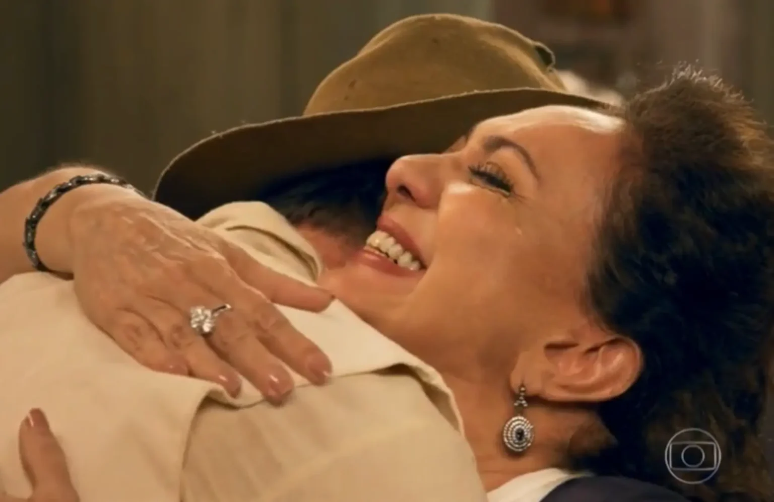 Reviravolta em Êta Mundo Melhor: Anastácia surge e revela a Candinho que Samir é seu filho